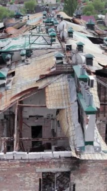 Bu borsa dikey videosu Stoyanka, Bucha, Ukrayna 'da savaştan zarar görmüş bir binayı gösteriyor.