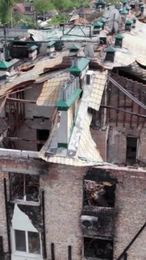 Bu borsa dikey videosu Stoyanka, Bucha, Ukrayna 'da savaştan zarar görmüş bir binayı gösteriyor.