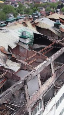 Bu borsa dikey videosu Stoyanka, Bucha, Ukrayna 'da savaştan zarar görmüş bir binayı gösteriyor.