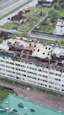 Bu borsa dikey videosu Stoyanka, Bucha, Ukrayna 'da savaştan zarar görmüş bir binayı gösteriyor.