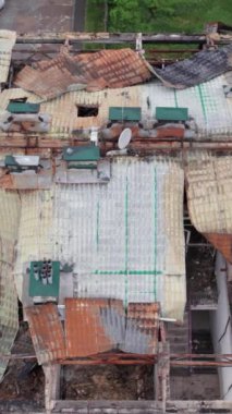 Bu borsa dikey videosu Stoyanka, Bucha, Ukrayna 'da savaştan zarar görmüş bir binayı gösteriyor.