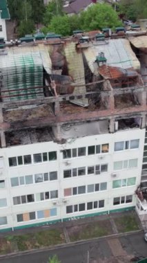 Bu borsa dikey videosu Stoyanka, Bucha, Ukrayna 'da savaştan zarar görmüş bir binayı gösteriyor.