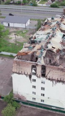 Bu borsa dikey videosu Stoyanka, Bucha, Ukrayna 'da savaştan zarar görmüş bir binayı gösteriyor.