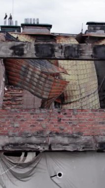 Bu borsa dikey videosu Stoyanka, Bucha, Ukrayna 'da savaştan zarar görmüş bir binayı gösteriyor.