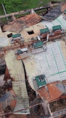 Bu borsa dikey videosu Stoyanka, Bucha, Ukrayna 'da savaştan zarar görmüş bir binayı gösteriyor.