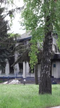 Bu dikey borsa videosu Ukrayna 'daki savaşın sonucunu gösteriyor. Borodyanka, Kyiv bölgesindeki polis karakolunun yıkılması ve yakılması.