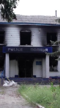 Bu dikey borsa videosu Ukrayna 'daki savaşın sonucunu gösteriyor. Borodyanka, Kyiv bölgesindeki polis karakolunun yıkılması ve yakılması.
