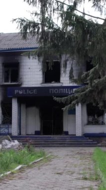 Bu dikey borsa videosu Ukrayna 'daki savaşın sonucunu gösteriyor. Borodyanka, Kyiv bölgesindeki polis karakolunun yıkılması ve yakılması.