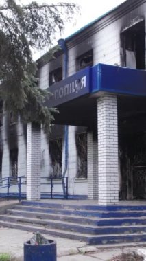 Bu dikey borsa videosu Ukrayna 'daki savaşın sonucunu gösteriyor. Borodyanka, Kyiv bölgesindeki polis karakolunun yıkılması ve yakılması.