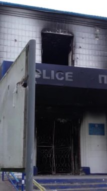 Bu dikey borsa videosu Ukrayna 'daki savaşın sonucunu gösteriyor. Borodyanka, Kyiv bölgesindeki polis karakolunun yıkılması ve yakılması.