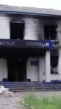 Bu dikey borsa videosu Ukrayna 'daki savaşın sonucunu gösteriyor. Borodyanka, Kyiv bölgesindeki polis karakolunun yıkılması ve yakılması.