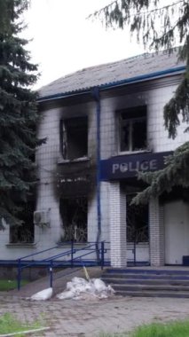 Bu dikey borsa videosu Ukrayna 'daki savaşın sonucunu gösteriyor. Borodyanka, Kyiv bölgesindeki polis karakolunun yıkılması ve yakılması.