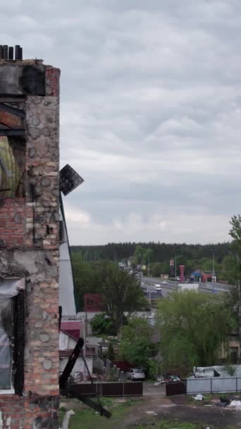 Este Video Vertical Muestra Edificio Devastado Por Guerra Stoyanka Distrito — Vídeos de Stock