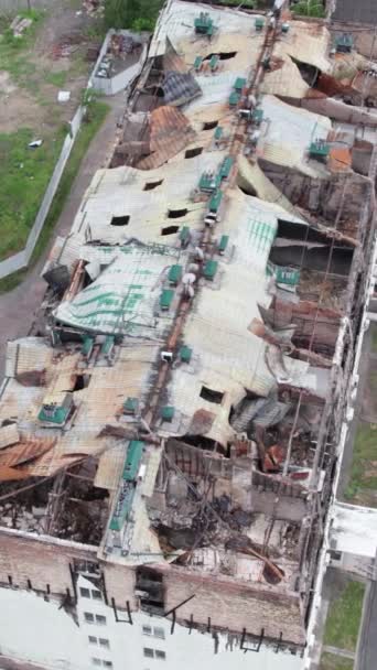 Este Video Vertical Muestra Edificio Devastado Por Guerra Stoyanka Distrito — Vídeo de stock