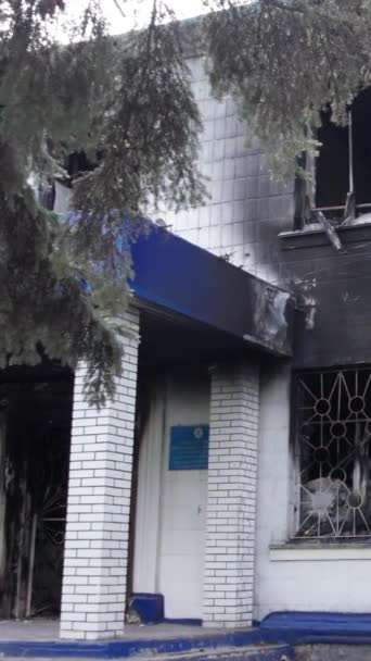 このストック垂直ビデオは ウクライナでの戦争の余波を示しています キエフ地方ボロディアンカの警察署の破壊され焼かれた建物 — ストック動画