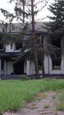 Bu dikey borsa videosu Ukrayna 'daki savaşın sonucunu gösteriyor. Borodyanka, Kyiv bölgesindeki polis karakolunun yıkılması ve yakılması.