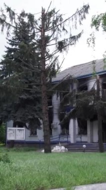 Bu dikey borsa videosu Ukrayna 'daki savaşın sonucunu gösteriyor. Borodyanka, Kyiv bölgesindeki polis karakolunun yıkılması ve yakılması.