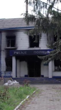 Bu dikey borsa videosu Ukrayna 'daki savaşın sonucunu gösteriyor. Borodyanka, Kyiv bölgesindeki polis karakolunun yıkılması ve yakılması.