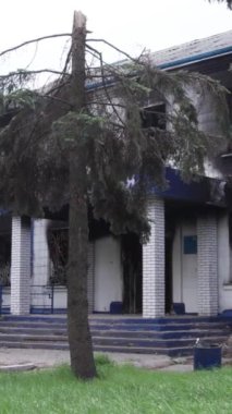 Bu dikey borsa videosu Ukrayna 'daki savaşın sonucunu gösteriyor. Borodyanka, Kyiv bölgesindeki polis karakolunun yıkılması ve yakılması.