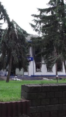 Bu dikey borsa videosu Ukrayna 'daki savaşın sonucunu gösteriyor. Borodyanka, Kyiv bölgesindeki polis karakolunun yıkılması ve yakılması.
