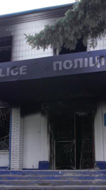 Bu dikey borsa videosu Ukrayna 'daki savaşın sonucunu gösteriyor. Borodyanka, Kyiv bölgesindeki polis karakolunun yıkılması ve yakılması.