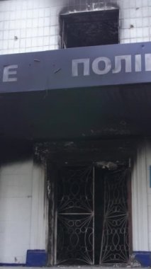 Bu dikey borsa videosu Ukrayna 'daki savaşın sonucunu gösteriyor. Borodyanka, Kyiv bölgesindeki polis karakolunun yıkılması ve yakılması.