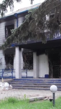 Bu dikey borsa videosu Ukrayna 'daki savaşın sonucunu gösteriyor. Borodyanka, Kyiv bölgesindeki polis karakolunun yıkılması ve yakılması.