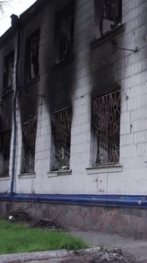 Bu dikey borsa videosu Ukrayna 'daki savaşın sonucunu gösteriyor. Borodyanka, Kyiv bölgesindeki polis karakolunun yıkılması ve yakılması.