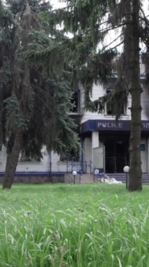 Bu dikey borsa videosu Ukrayna 'daki savaşın sonucunu gösteriyor. Borodyanka, Kyiv bölgesindeki polis karakolunun yıkılması ve yakılması.