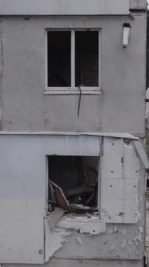 Bu dikey borsa videosu Ukrayna 'daki savaşın sonucunu gösteriyor. Borodyanka, Bucha bölgesindeki harap olmuş bir bina. Gri, renksiz, düz.