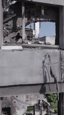 Bu dikey borsa videosu Ukrayna 'daki savaşın sonucunu gösteriyor. Borodyanka, Bucha bölgesindeki harap olmuş bir bina. Gri, renksiz, düz.