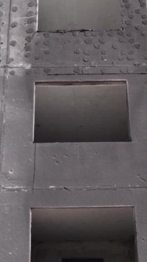 Bu dikey borsa videosu Ukrayna 'daki savaşın sonucunu gösteriyor. Borodyanka, Bucha bölgesindeki harap olmuş bir bina. Gri, renksiz, düz.