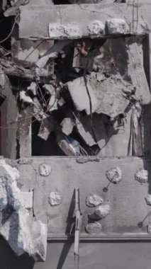 Bu dikey borsa videosu Ukrayna 'daki savaşın sonucunu gösteriyor. Borodyanka, Bucha bölgesindeki harap olmuş bir bina. Gri, renksiz, düz.