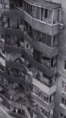 Bu dikey borsa videosu Ukrayna 'daki savaşın sonucunu gösteriyor. Borodyanka, Bucha bölgesindeki harap olmuş bir bina. Gri, renksiz, düz.