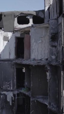 Bu dikey borsa videosu Ukrayna 'daki savaşın sonucunu gösteriyor. Borodyanka, Bucha bölgesindeki harap olmuş bir bina. Gri, renksiz, düz.