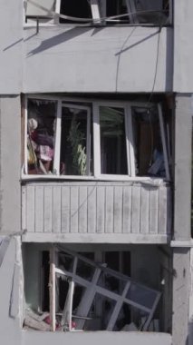 Bu dikey borsa videosu Ukrayna 'daki savaşın sonucunu gösteriyor. Borodyanka, Bucha bölgesindeki harap olmuş bir bina. Gri, renksiz, düz.