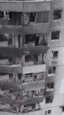 Bu dikey borsa videosu Ukrayna 'daki savaşın sonucunu gösteriyor. Borodyanka, Bucha bölgesindeki harap olmuş bir bina. Gri, renksiz, düz.