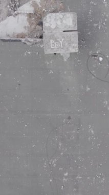 Bu dikey borsa videosu Ukrayna 'daki savaşın sonucunu gösteriyor. Borodyanka, Bucha bölgesindeki harap olmuş bir bina. Gri, renksiz, düz.