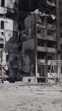 Bu dikey borsa videosu Ukrayna 'daki savaşın sonucunu gösteriyor. Borodyanka, Bucha bölgesindeki harap olmuş bir bina. Gri, renksiz, düz.