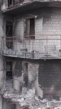 Bu dikey borsa videosu Ukrayna 'daki savaşın sonucunu gösteriyor. Borodyanka, Bucha bölgesindeki harap olmuş bir bina. Gri, renksiz, düz.