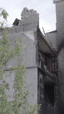 Bu dikey borsa videosu Ukrayna 'daki savaşın sonucunu gösteriyor. Borodyanka, Bucha bölgesindeki harap olmuş bir bina. Gri, renksiz, düz.