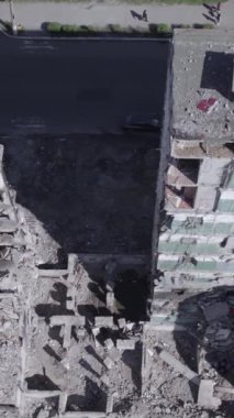 Bu dikey borsa videosu Ukrayna 'daki savaşın sonucunu gösteriyor. Borodyanka, Bucha bölgesindeki harap olmuş bir bina. Gri, renksiz, düz.
