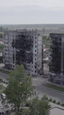 Bu dikey borsa videosu Ukrayna 'daki savaşın sonucunu gösteriyor. Borodyanka, Bucha bölgesindeki harap olmuş bir bina. Gri, renksiz, düz.