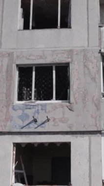 Bu dikey borsa videosu Ukrayna 'daki savaşın sonucunu gösteriyor. Borodyanka, Bucha bölgesindeki harap olmuş bir bina. Gri, renksiz, düz.