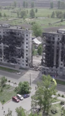 Bu dikey borsa videosu Ukrayna 'daki savaşın sonucunu gösteriyor. Borodyanka, Bucha bölgesindeki harap olmuş bir bina. Gri, renksiz, düz.