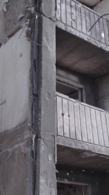 Bu dikey borsa videosu Ukrayna 'daki savaşın sonucunu gösteriyor. Borodyanka, Bucha bölgesindeki harap olmuş bir bina. Gri, renksiz, düz.