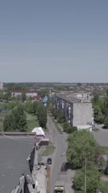 Bu dikey borsa videosu Ukrayna 'daki savaşın sonucunu gösteriyor. Borodyanka, Bucha bölgesindeki harap olmuş bir bina. Gri, renksiz, düz.