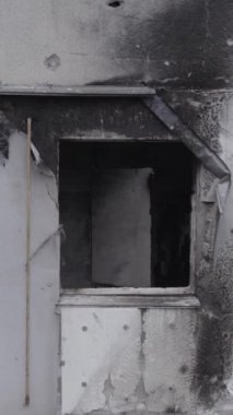 Bu dikey borsa videosu Ukrayna 'daki savaşın sonucunu gösteriyor. Borodyanka, Bucha bölgesindeki harap olmuş bir bina. Gri, renksiz, düz.