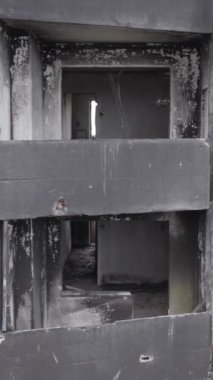 Bu dikey borsa videosu Ukrayna 'daki savaşın sonucunu gösteriyor. Borodyanka, Bucha bölgesindeki harap olmuş bir bina. Gri, renksiz, düz.