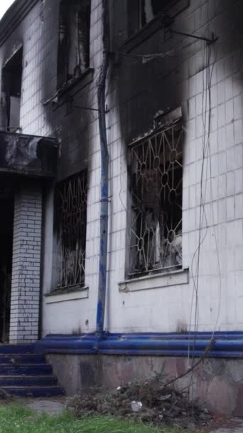 Stock Vertical Video Shows Aftermath War Ukraine Destroyed Burned Building — Stock Video